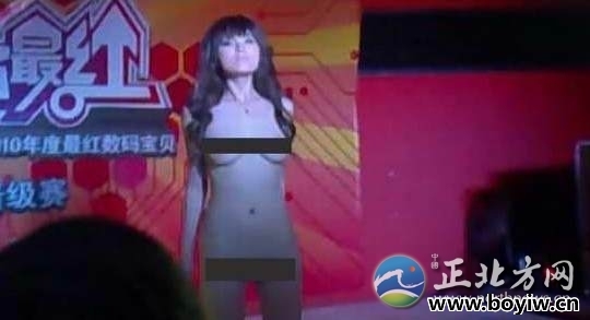 "脱光门"主角为成名当众脱光 一丝不挂