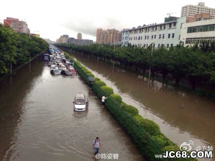 深圳强降雨仍持续 约2000辆汽车受淹