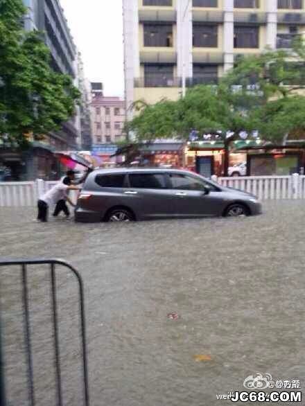 深圳强降雨仍持续 约2000辆汽车受淹