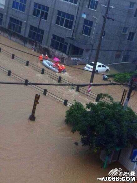 深圳强降雨仍持续 约2000辆汽车受淹