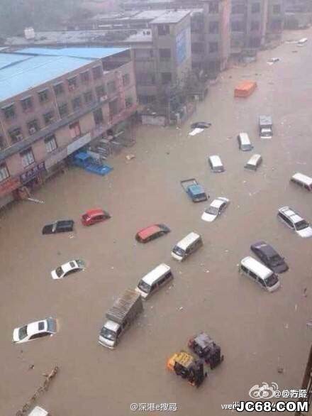 深圳强降雨仍持续 约2000辆汽车受淹