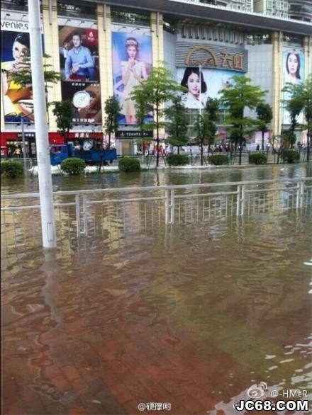 深圳强降雨仍持续 约2000辆汽车受淹