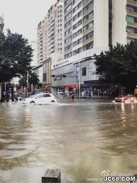 深圳强降雨仍持续 约2000辆汽车受淹