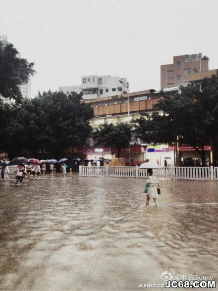 深圳强降雨仍持续 约2000辆汽车受淹