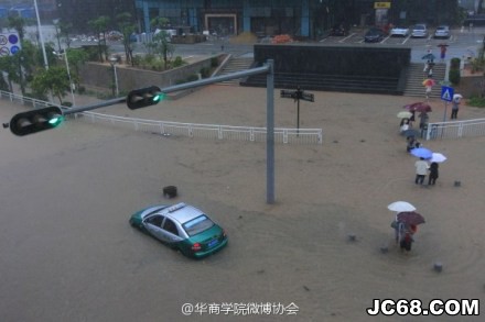 深圳强降雨仍持续 约2000辆汽车受淹