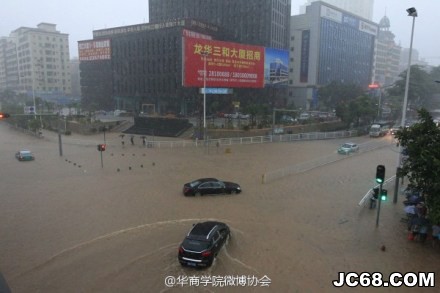 深圳强降雨仍持续 约2000辆汽车受淹