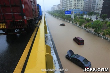 深圳强降雨仍持续 约2000辆汽车受淹