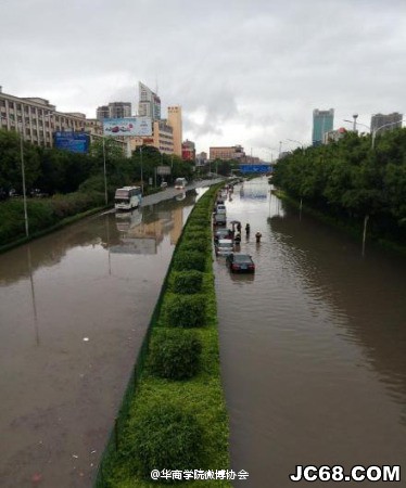 深圳强降雨仍持续 约2000辆汽车受淹