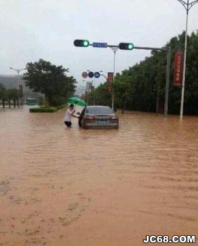 深圳强降雨仍持续 约2000辆汽车受淹