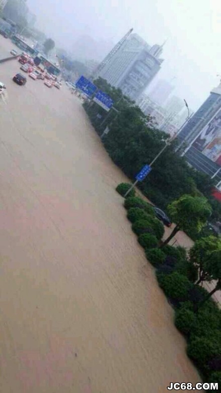 深圳强降雨仍持续 约2000辆汽车受淹