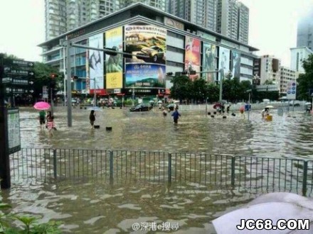 深圳强降雨仍持续 约2000辆汽车受淹