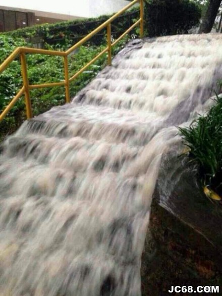 深圳强降雨仍持续 约2000辆汽车受淹