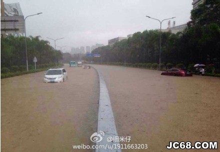 深圳强降雨仍持续 约2000辆汽车受淹