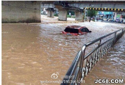 深圳强降雨仍持续 约2000辆汽车受淹