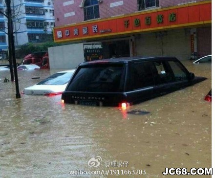 深圳强降雨仍持续 约2000辆汽车受淹