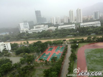 深圳强降雨仍持续 约2000辆汽车受淹