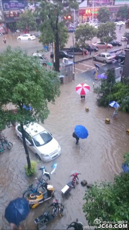 深圳强降雨仍持续 约2000辆汽车受淹