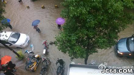 深圳强降雨仍持续 约2000辆汽车受淹