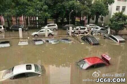 深圳强降雨仍持续 约2000辆汽车受淹