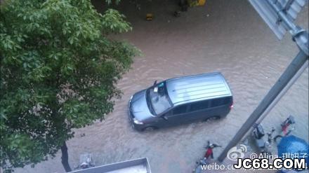 深圳强降雨仍持续 约2000辆汽车受淹