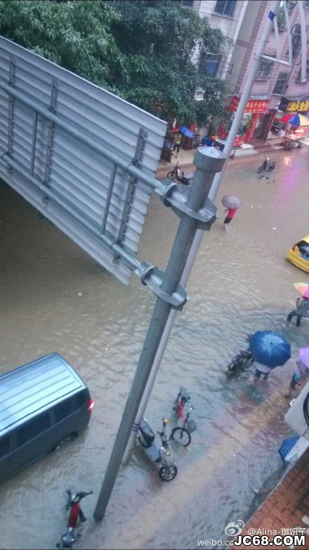 深圳强降雨仍持续 约2000辆汽车受淹