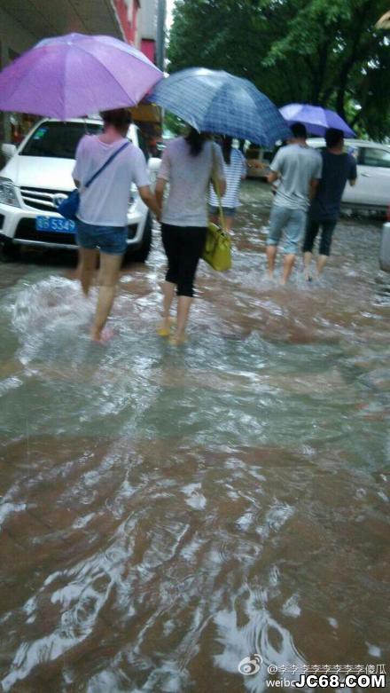 深圳强降雨仍持续 约2000辆汽车受淹