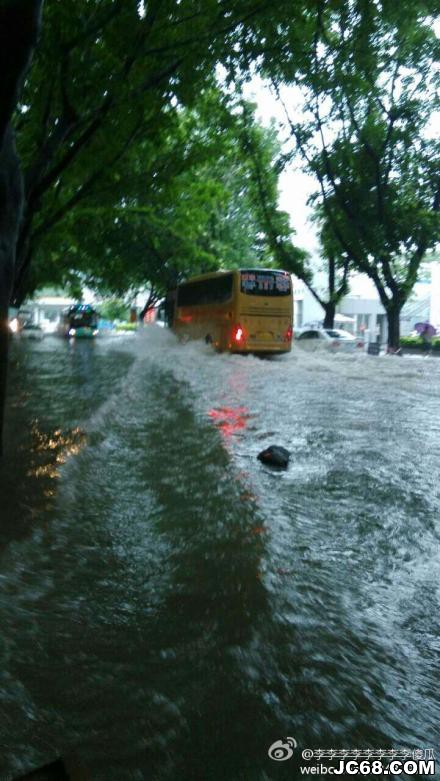 深圳强降雨仍持续 约2000辆汽车受淹