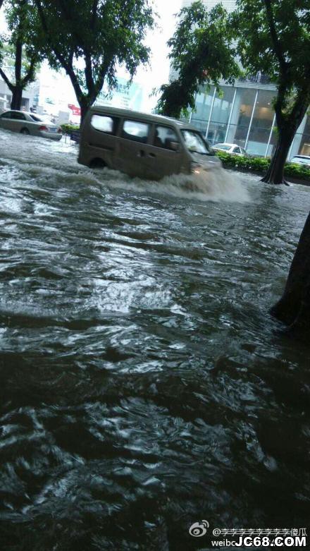 深圳强降雨仍持续 约2000辆汽车受淹