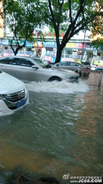 深圳强降雨仍持续 约2000辆汽车受淹