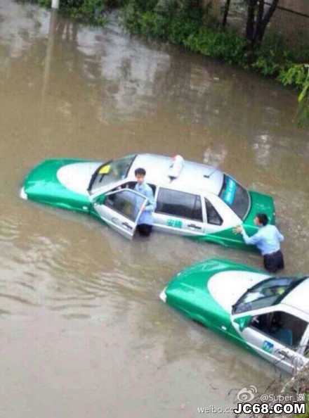 深圳强降雨仍持续 约2000辆汽车受淹