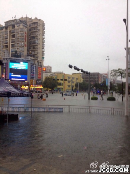 深圳强降雨仍持续 约2000辆汽车受淹