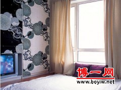 黑白花色的帘子后面是实用的储物区域，这样才使得卧室呈现出一派写意气质。