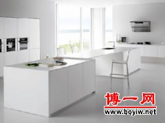白色看起来就给人干净雅致的感觉，厨房装修如果有白色风格的确是不错的选择