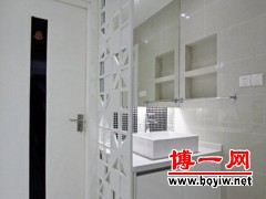 米字型的白色隔断，白色的卫浴柜，经典的方形白色台盆，黑色的马赛克地面，设计一气呵成。