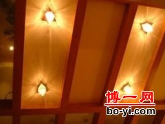 很对称的造型设计，精巧的是采用了几何图形的灯泡，反射在房顶上，呈现立体效果。
