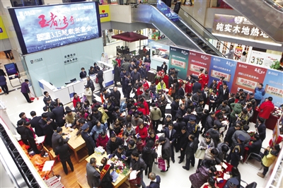 3月12日居然之家北二环店“第八届总裁签售会”在北二环店中厅签售