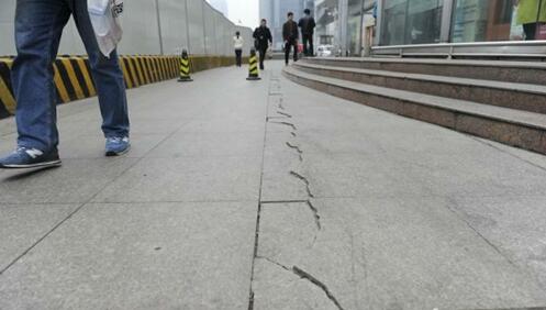 合肥三里庵的地铁建设致地面地砖开裂