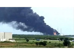 SpaceX发射首颗互联网卫星Amos-6的猎鹰9号火箭在发射场爆炸图1