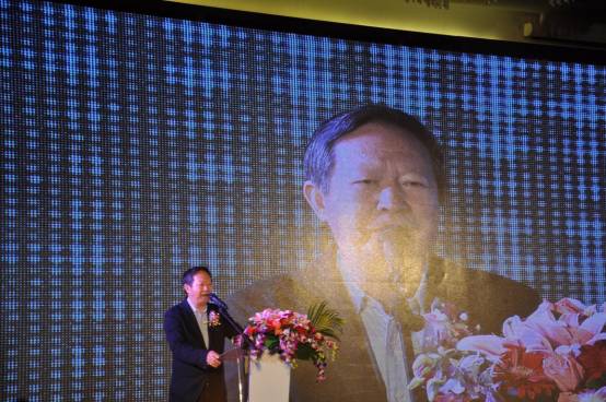 劳会长上台致辞