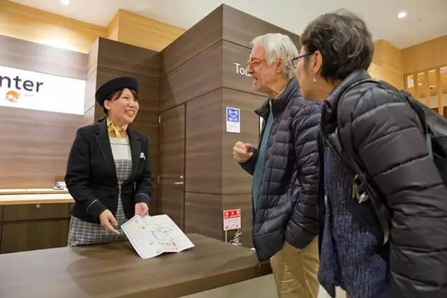 店员会推荐区域内同品牌店铺，并会拿地址与图册给顾客参考