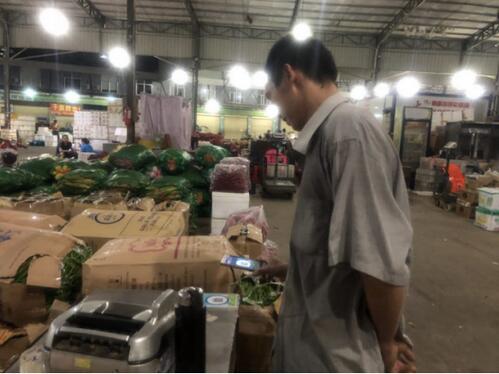 推行一品一码实现一码“可追溯”，泉州市食品药品监督管理局推行落实食用农产品一品一码制度