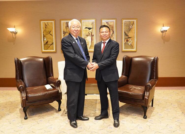 奥克斯集团董事长郑坚江（右）与日本兵库县知事井戸 敏三（左）亲切会谈