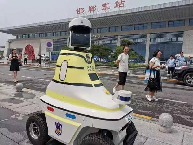 机器人交警上岗，国内首批“机器人交警”在邯郸上岗2