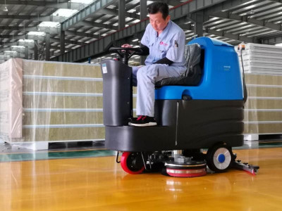 保洁公司扫地洗地的新技能—驾驶式洗地机
