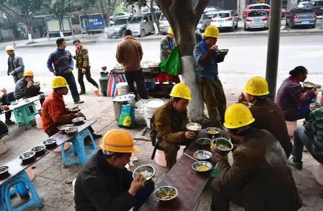 多地发布建筑业清退令，超龄农民工路在何方？