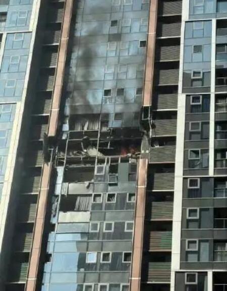 深圳悦府因燃气爆炸起火,出动80名消防员,疑有人因火坠楼?